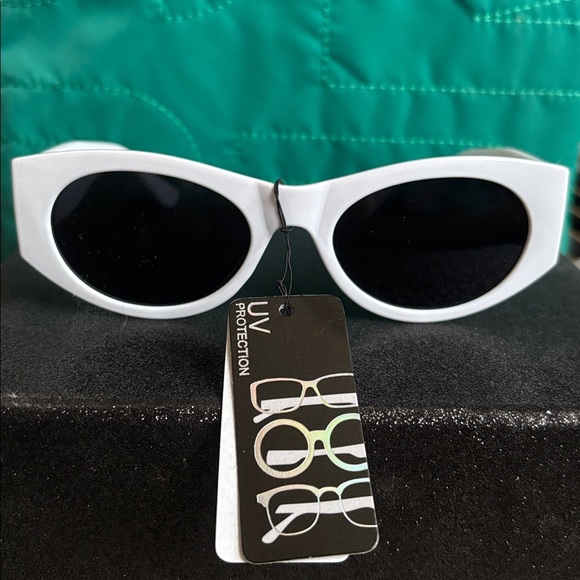 Brand New Shiny White Round Cat Eye Retro Sunglasses Gold Tone Flower Accent